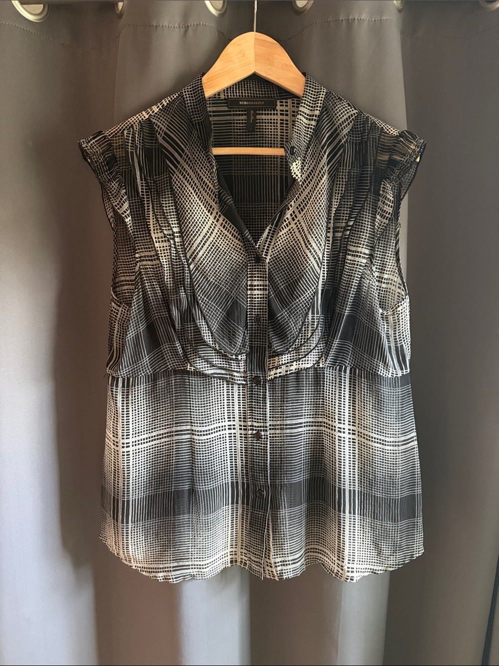 BCBGMaxAzria Black and White Sleeveless Patterned Blouse